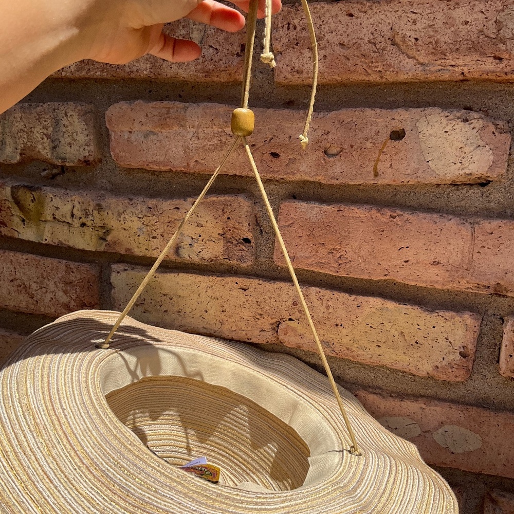 🐚 Scala Hat with FREE Shell Pin - Picture 8 of 12